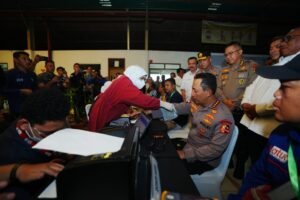 Kapolri Listyo Sigit Prabowo Donor Darah di HUT Ke-53 Konfederasi Serikat Pekerja Seluruh Indonesia