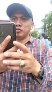 Tak Tunjukkan Surat Tugas, Aksi Pria Berbaju Kotak-Kotak Tuai Protes Warga