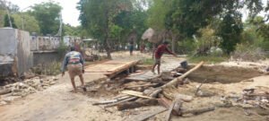 Gotong Royong Warga Bringsang Perbaiki Jembatan Darurat, Akses Ekonomi Kembali Lancar