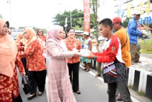 DWP Kapuas Berbagi Takjil kepada Masyarakat di Bulan Ramadan