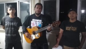 Petikan Gitar Roy Brewok Dkk Di Atas Kapal Menghibur Penumpang Kapal Sambil Menyambung Hidup 